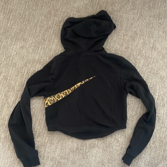 Black cropped Nike hoodie with leopard print swoop - Picture 4 of 4